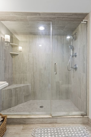 Dusche, Haartrockner, Handtücher, Seife