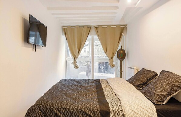 3 bedrooms, internet, bed sheets