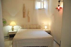 1 chambre, fer et planche à repasser, draps fournis