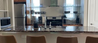 3 bedroom LOVE VILLA Midtown, Romantic Getaway or Famil Retreat