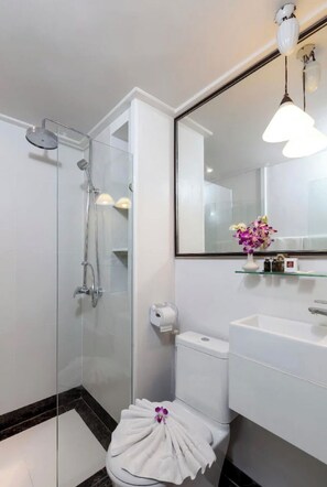 Rainfall showerhead, designer toiletries, hair dryer, slippers - The Top Patong Resort (Patong)