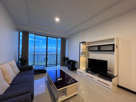 Smart TV, books. Super Comfy 1800sqft Condo, 3bedroom with 2kingsize bed in Kuching, Sarawak