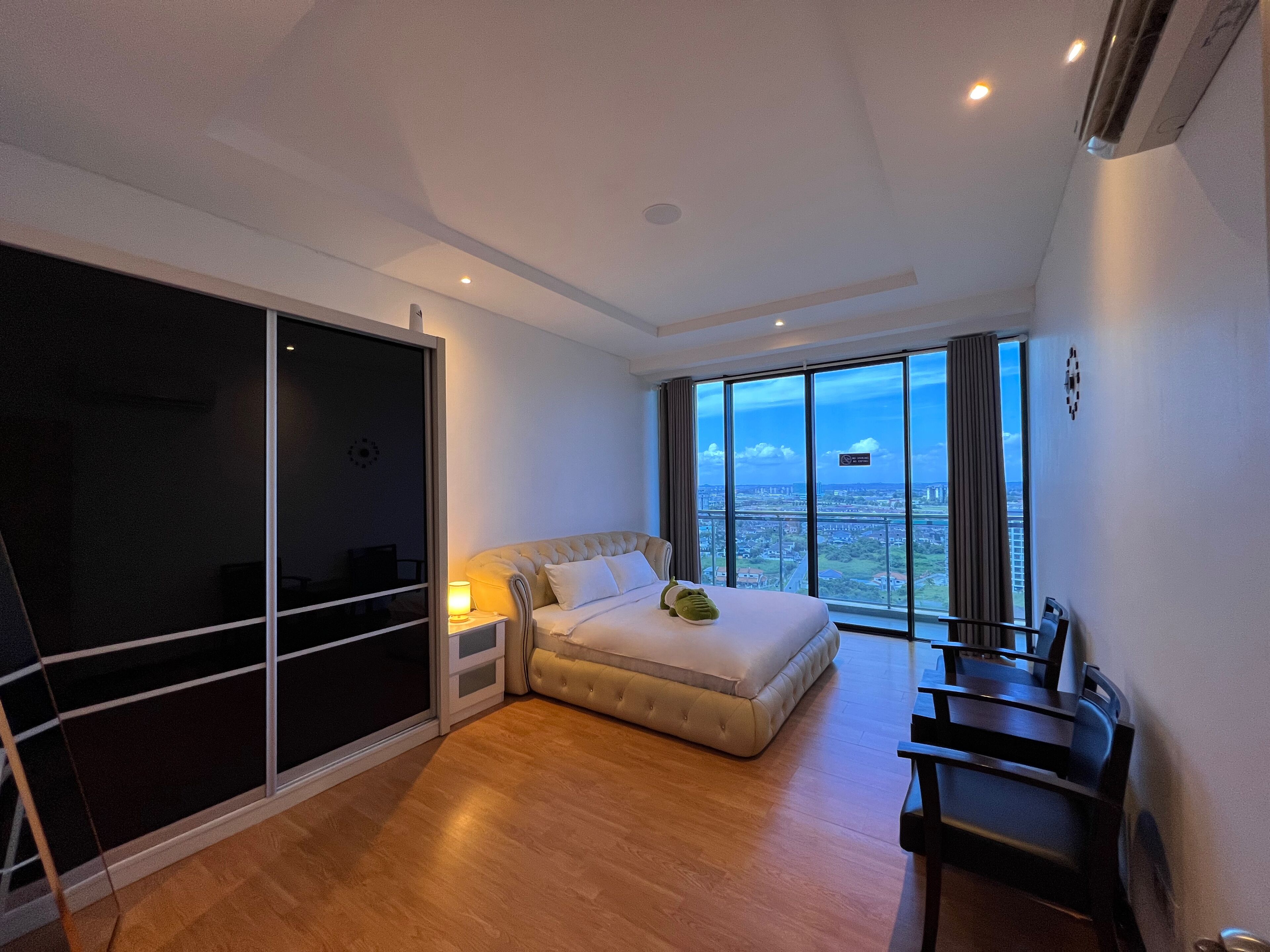 3 bedrooms, desk, iron/ironing board, free WiFi