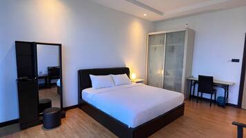 3 bedrooms, desk, iron/ironing board, free WiFi