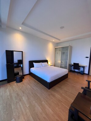 3 bedrooms, desk, iron/ironing board, free WiFi - Super Comfy 1800sqft Condo, 3bedroom with 2kingsize bed in Kuching, Sarawak (Kuching)