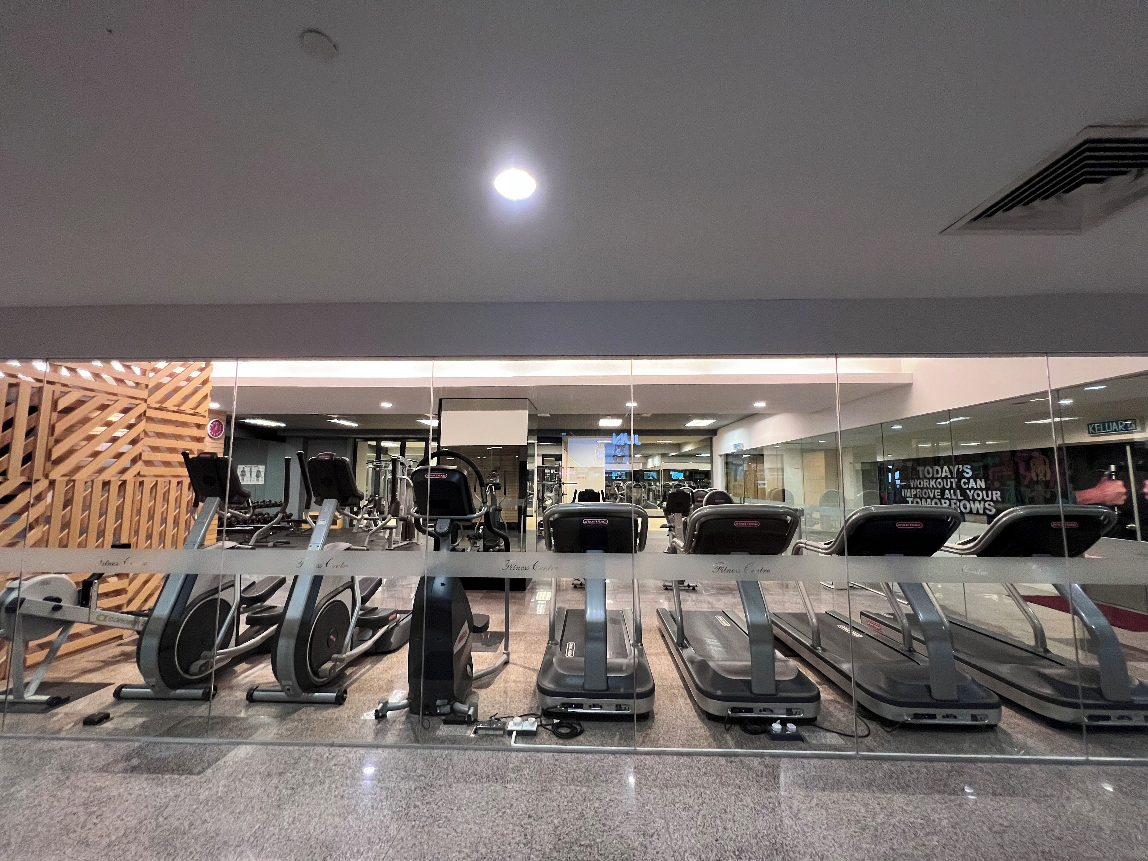 Una palestra con tapis roulant e attrezzature per esercizi.