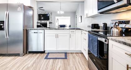 Murray Dale Hideaway – Spacious 3BR Home w/ Sunroom, Fenced Yard & Pet-Friendly Comfort Near Tampa!