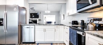 Murray Dale Hideaway – Spacious 3BR Home w/ Sunroom, Fenced Yard & Pet-Friendly Comfort Near Tampa!