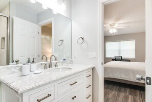 3 habitaciones, escritorio, wifi gratis y ropa de cama
