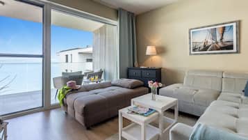 Familienapartment, 2 Schlafzimmer, Seeseite (Lake Side Luxury-Steps To The Lake) | Wohnbereich | 21-Zoll-Fernseher mit Kabelempfang