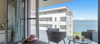 Lake Side Luxury – Steps to the Lake Lela