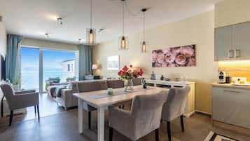 Family Apartment, Multiple Bedrooms, Lakeside (Lake Side Luxury-Steps To The Lake) | Dining