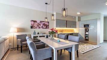 Family Apartment, Multiple Bedrooms, Lakeside (Lake Side Luxury-Steps To The Lake) | Dining