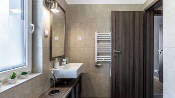 Family Apartment, Multiple Bedrooms, Lakeside (Lake Side Luxury-Steps To The Lake) | Bathroom | Bathtub, towels, soap, shampoo