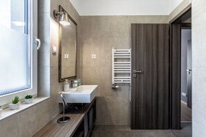 Căn hộ dành cho gia đình, nhiều phòng ngủ, cạnh hồ (Lake Side Luxury-Steps To The Lake) | Phòng tắm | Bồn tắm, khăn tắm, xà phòng, dầu gội 