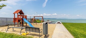 Lake Side Luxury – Steps to the Lake Lela