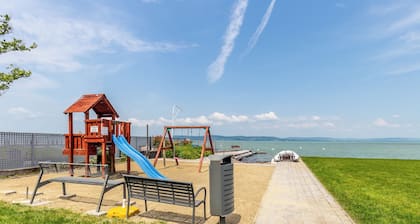 Lake Side Luxury – Steps to the Lake Lela