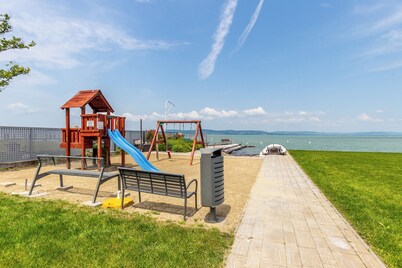 Lake Side Luxury – Steps to the Lake Lela