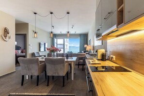 Jääkaappi, mikroaaltouuni, uuni, liesi