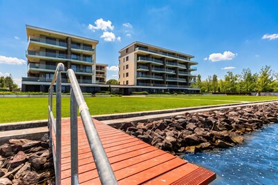 Lake Side Luxury – Steps to the Lake Lela