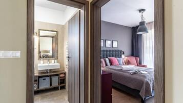 Family Apartment, Multiple Bedrooms, Lakeside (Lake Side Luxury-Steps To The Lake) | 2 bedrooms, free WiFi, bed sheets