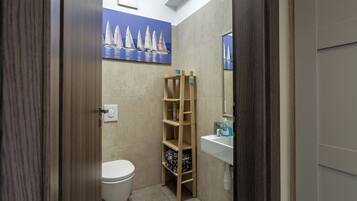 Family Apartment, Multiple Bedrooms, Lakeside (Lake Side Luxury-Steps To The Lake) | Bathroom | Bathtub, towels, soap, shampoo