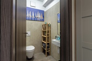 家庭公寓, 多間臥室, 湖畔 (Lake Side Luxury-Steps To The Lake) | 浴室 | 浴缸、毛巾、肥皂、洗髮精