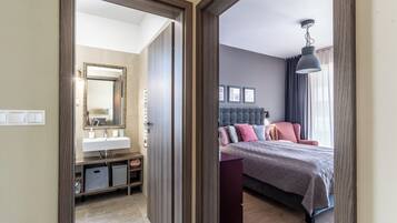 Family Apartment, Multiple Bedrooms, Lakeside (Lake Side Luxury-Steps To The Lake) | 2 bedrooms, free WiFi, bed sheets
