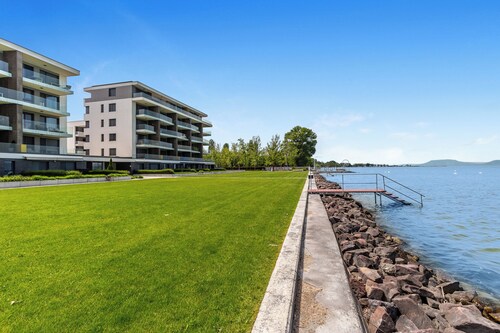 Lake Side Luxury – Steps to the Lake Lela