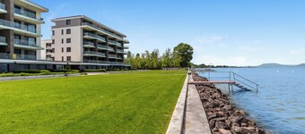 Lake Side Luxury – Steps to the Lake Lela