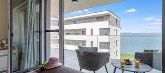 Lake Side Luxury – Steps to the Lake Lela