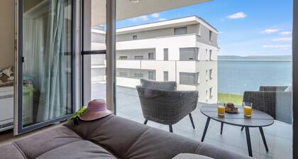 Lake Side Luxury – Steps to the Lake Lela