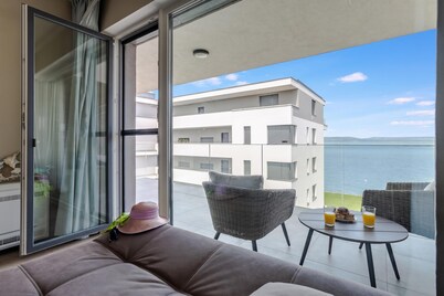 Lake Side Luxury – Steps to the Lake Lela