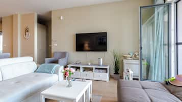 Familienapartment, 2 Schlafzimmer, Seeseite (Lake Side Luxury-Steps To The Lake) | Wohnbereich | 21-Zoll-Fernseher mit Kabelempfang