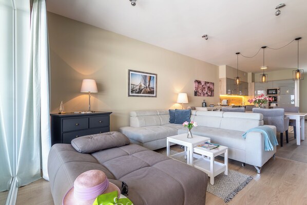 Appartement Familial, plusieurs chambres, en bord de lac (Lake Side Luxury-Steps To The Lake) | Coin séjour | Télévision de 21 pouces avec chaînes par câble