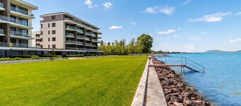 Lake Side Luxury – Steps to the Lake Lela