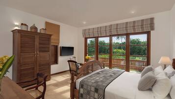 Quarto casal executivo, 1 cama King, sacada, vista para a cidade | 1 quarto, lençóis italianos Frette, roupas de cama premium