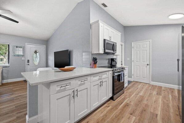 Refrigerador, microondas, horno y parrilla de estufa 