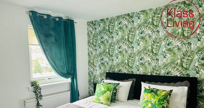 Modern 3 bedroom house with private parking, modern kitchen and easy access around Glasgow