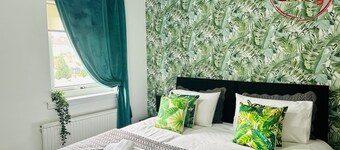 Modern 3 bedroom house with private parking, modern kitchen and easy access around Glasgow