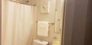 Ducha, secador de pelo, toallas, jabón