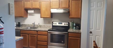 Een koelkast, een magnetron, een oven, een kookplaat