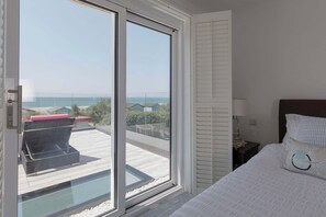 4 bedrooms, desk, iron/ironing board, WiFi - Vibrant Seafront Home With Seasonal Pool (Chichester)