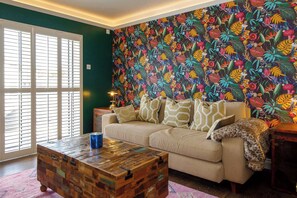 TV, fireplace, offices - Vibrant Seafront Home With Seasonal Pool (Chichester)