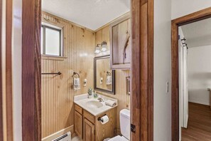 Baignoire, sĂšche-cheveux, serviettes fournies
