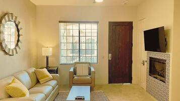 Fernseher, Kamin, DVD-Player, Stereoanlage