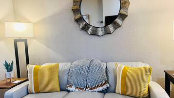 Fernseher, Kamin, DVD-Player, Stereoanlage