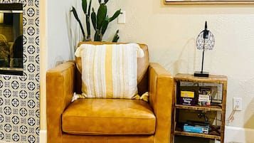 Fernseher, Kamin, DVD-Player, Stereoanlage