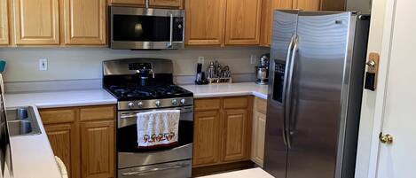 冷蔵庫、電子レンジ、オーブン、コンロ