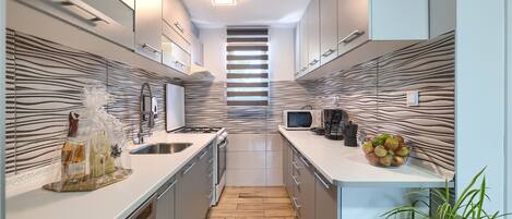 Frigorífico, microondas, horno y placa de cocina